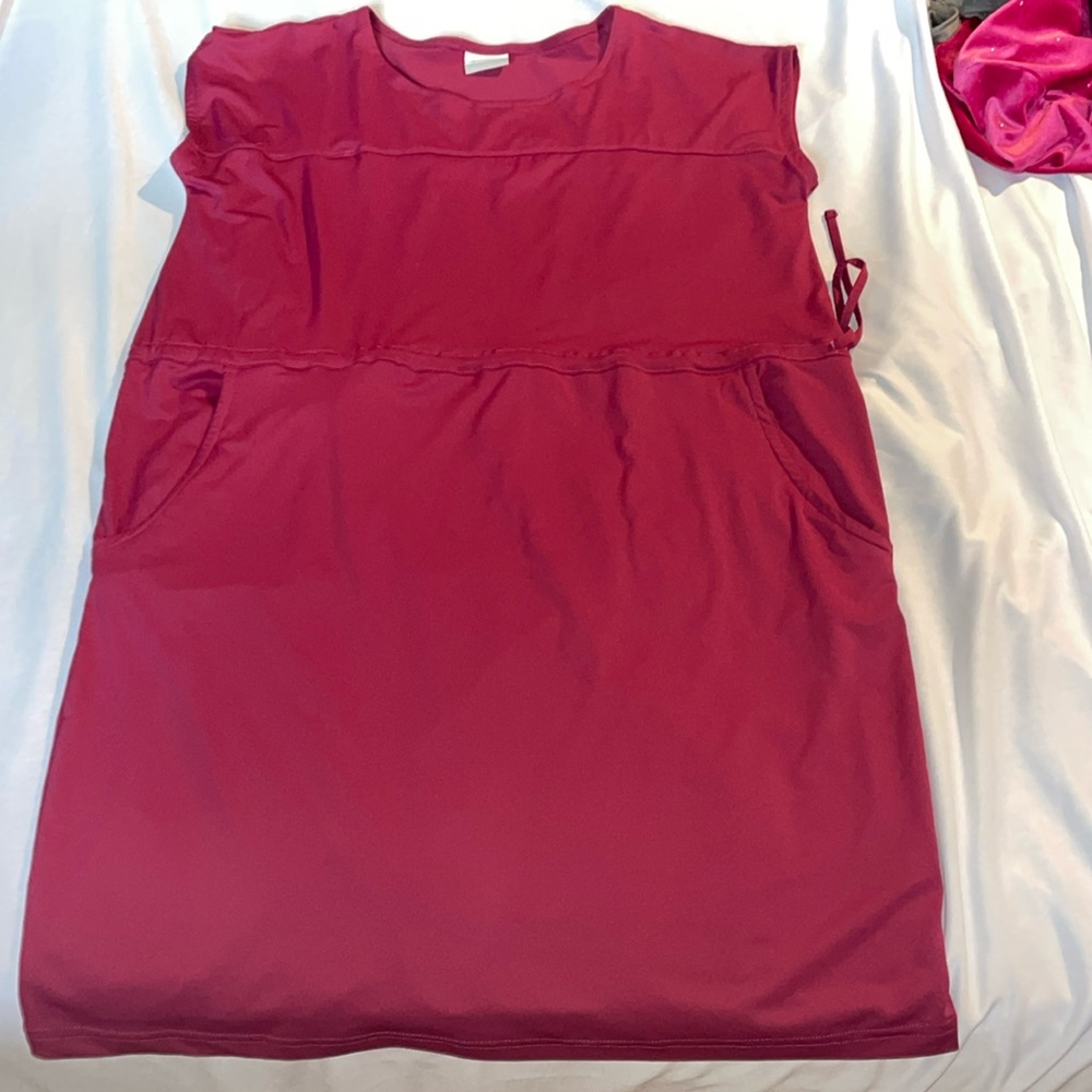 Dress with string adjustment tightens